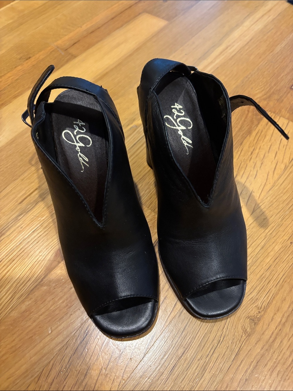 42 GOLD Black Peep-Toe Leather Mules with Back Strap
